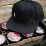 CARP SPIRIT GORRA VISERA PLANA CS TRILOBE LOGO  NEGRO